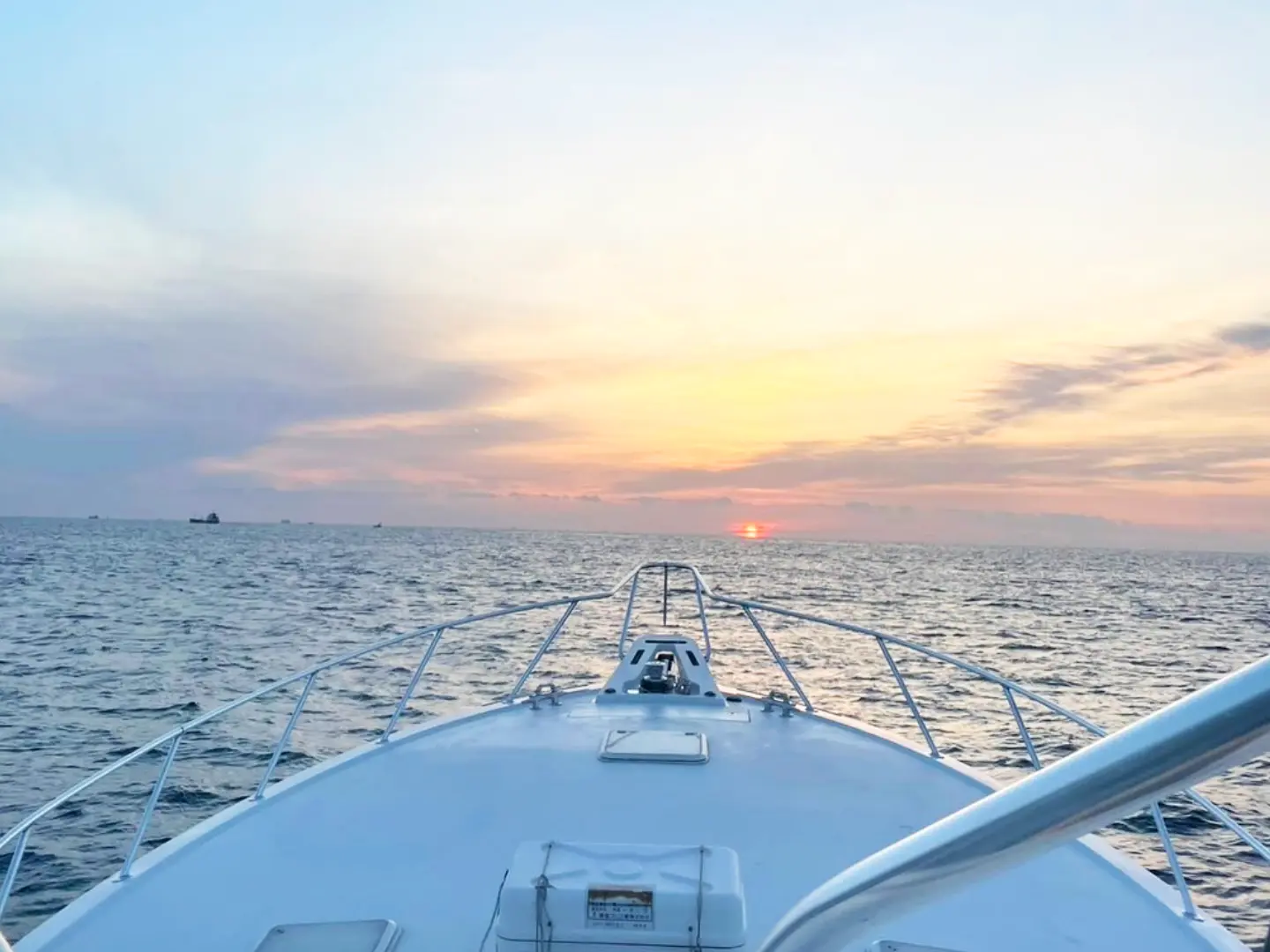 イメージ：朝日に向かって海を進むボート